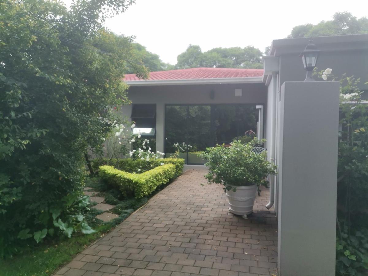 Rosebank Lodge Guesthouse By Claires Joanesburgo Exterior foto