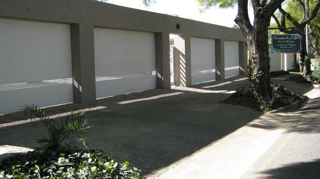 Rosebank Lodge Guesthouse By Claires Joanesburgo Exterior foto