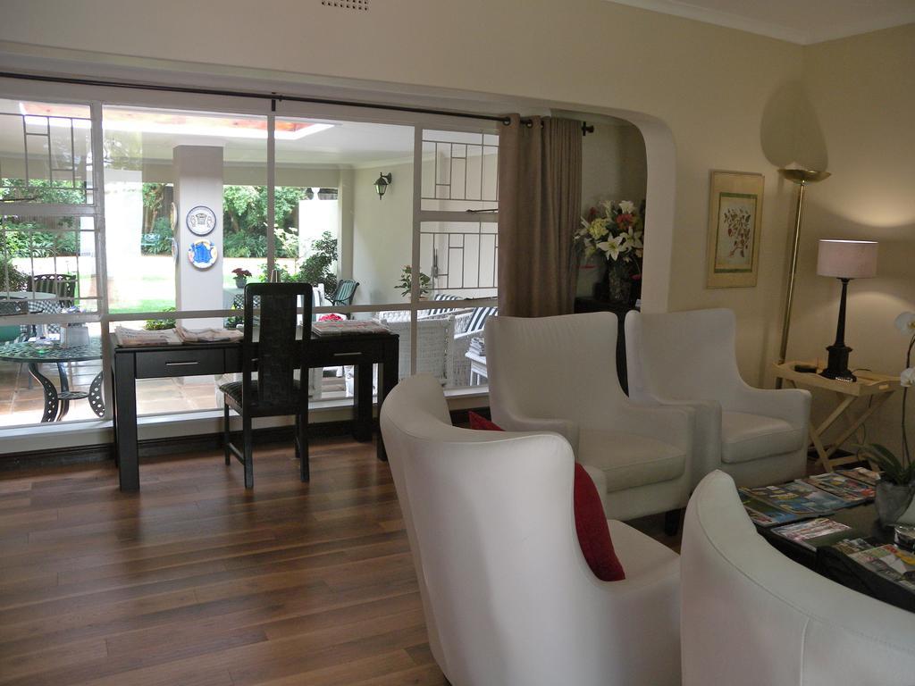 Rosebank Lodge Guesthouse By Claires Joanesburgo Exterior foto