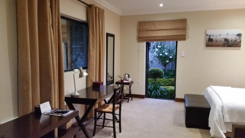 Rosebank Lodge Guesthouse By Claires Joanesburgo Exterior foto